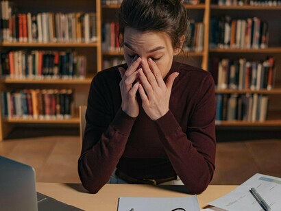 Vamos a um exemplo clássico: imagine que você é um estudante de Nutrição e amanhã tem prova de bioquímica. Você resolve estudar de madrugada e decorar todas as fórmulas e reações. No dia da avaliação, consegue resolver todas as questões e tira nota máxima. Porém, após uma semana, tudo o que foi decorado parece ter evaporado da sua mente