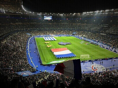 Le Stade de France à Paris résonne, prêt à écrire un nouveau chapitre de la légende du football français