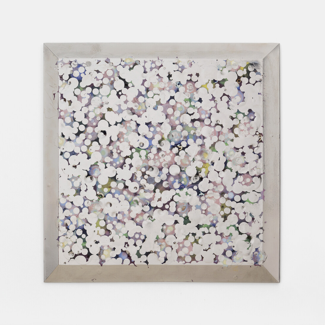 Lionel Estève, Untitled (Mirror), 2016
Porcelain, colored underglaze, crystallizations, platinum, 70 x 70 cm / 27 9/16 x 27 9/16 in © Estève / ADAGP, Paris 2017. Photo : Clair Dorn / Courtesy Perrotin