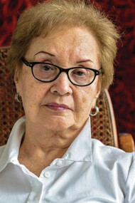 La artista plásticas, Ella Krebs, frente a una de sus obras