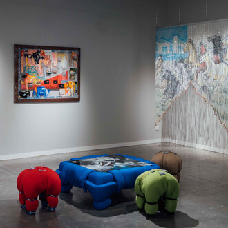 Charlie Mai, Camino implacable, vista de exhibición. Cortesía de la Galería Policroma