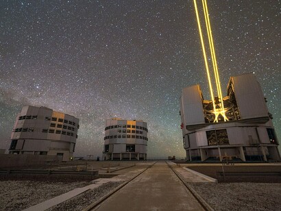 Tre dei telescopi dell'unità dell'ESO che compongono il Very Large Telescope. Il telescopio 4 mostra il sistema di stelle guida laser, utilizzato per correggere gli effetti dell'atmosfera terrestre. Ogni raggio crea un punto luminoso - una stella artificiale - nell'atmosfera terrestre eccitando uno strato di atomi di sodio a un'altitudine di 90 km. Il Laser Guide Stars (LGS) fa parte del sistema di ottica adattiva del VLT