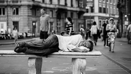 Dans un monde d’abondance, personne ne devrait dormir dans la rue. Rendre la pauvreté illégale, c’est affirmer que la dignité humaine n’est pas négociable
