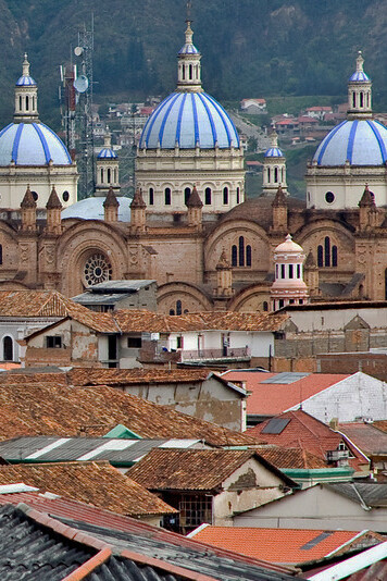 La madera envejecida de algunas cubiertas revela el paso del tiempo y la resistencia de la arquitectura de Cuenca, Ecuador