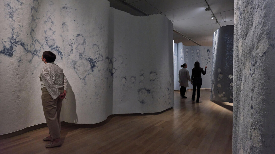 Clemens Schneide, Überfluss. Klingendes papier, ausstellungsansicht. Mit freundlicher genehmigung der Staatsgalerie Stuttgart