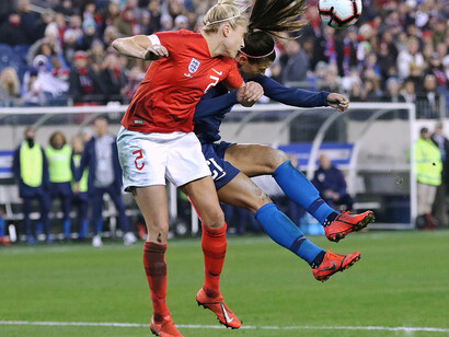 Alex Morgan durante un encuentro entre las selecciones estadounidense e inglesa. Fotografía de Jamie Smed