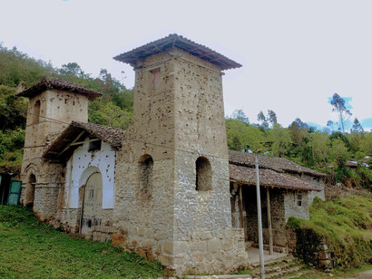Escuchar las voces humanas y no humanas. A veces esa escucha lleva tiempo, pero ya es una forma de intervención, de apertura, de disponibilidad. Iglesia de Quinjalca, Chachapoyas, Amazonas, Perú 