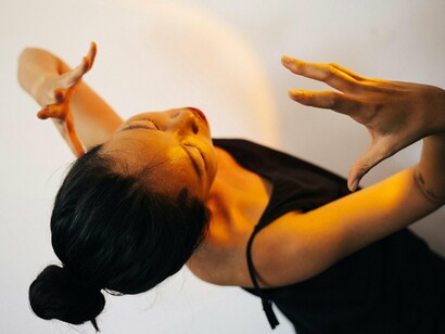 Vivemos um tempo em que a solidão e o individualismo crescem em paralelo ao avanço da tecnologia. Nesse contexto, a arte mantém sua função ancestral: reunir pessoas, transmitir histórias e dar sentido à existência. Projetos que unem ciência, arte e bem-estar apontam para um futuro em que a saúde mental coletiva não será tratada apenas como ausência de doença, mas como a presença ativa de vínculos, criatividade e sensibilidade