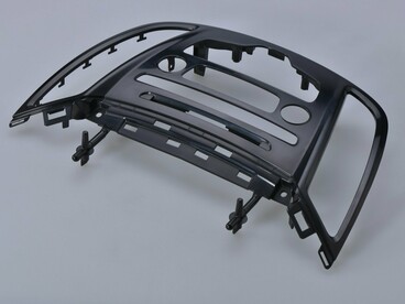 The technique easily shapes car dashboards, medical syringes, children’s toys, and construction fasteners, giving life to blueprints