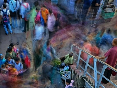Fluxo de trabalhadores em estação de trem. A meu ver, a democracia brasileira sempre esteve ameaçada e assiste-se hoje a uma tipologia diferente de democracia, uma democracia disfarçada, ou seja, aparenta ser uma democracia que afirma ser a promotora do diálogo entre todos, da inclusão, a criadora da paz, da estabilidade, da solidariedade e da unificação de todo o povo brasileiro, mas é na realidade uma ditadura moderna, que utiliza instrumentos de manipulação e de perseguição política aos seus opositores