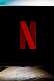 Crisi serie tv. Quel che Netflix, e non solo, fatica a capire, è che il pubblico si sta stancando. Se tante serie tv non stanno andando bene, è proprio perché sono ripetitive. Un eterno ritorno al passato che non piace più. E le poche serie originali vengono ignorante, per paura di perderci tempo e che dopo non saranno rinnovate. È una situazione problematica, che risente di una crisi del settore iniziata ben prima del boom dei servizi di streaming