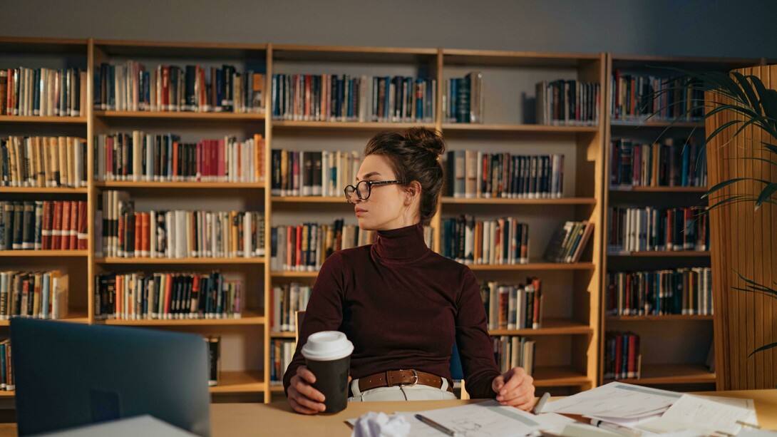 No meu caso, a leitura, comecei como eu achei que era: pegar um livro que me interessasse e simplesmente ler. Com o passar do tempo, senti a necessidade de ter algo a mais daquela leitura como se parecesse que o livro me falasse muito mais do que eu estava lendo e eu não estava conseguindo ter ouvidos o suficientemente abertos para escutá-los. Então fui pesquisar como os leitores faziam