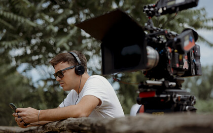 Daniele Barbiero durante il set del film "Squali" (2025), foto di Emanuele Giacomini
