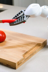 Robô controlado por inteligência artificial faz o trabalho de humanos ao cortar frutas e legumes