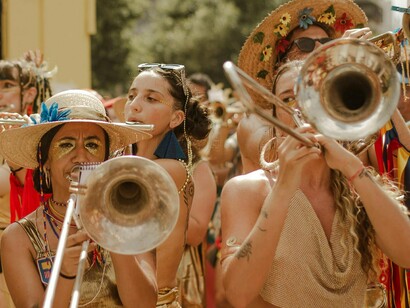 Além de remexer os quadris na beira do fogão e nas ruas, é preciso muita energia, e está tudo lá, nas ruas… Lembro bem dos barraqueiros vendendo os Filhoses de todo jeito; a unidade, saquinhos grandes, pequenos, aos montes… 