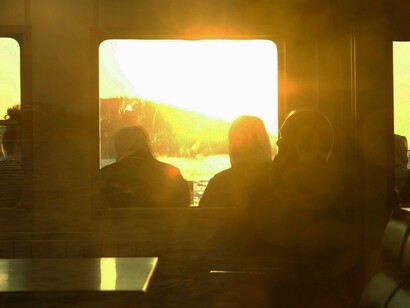 Inúmeras e sucessivas divisões esgarçam o cotidiano. Rodeado de fiapos o indivíduo se enrola, se amordaça. A ansiedade, a expectativa constante de que tudo vai se resolver é a varinha de condão salvadora e aliciadora. Ser salvo e aliciado é contraditório, embora constante nas fileiras religiosas e de vários partidos políticos. É dessas situações que surgem os mitos, os salvadores da pátria, os messias