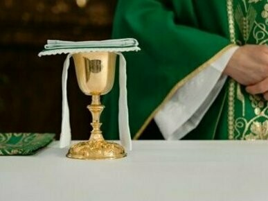 Padre celebra missa. "Desejo que a minha última viagem terrena se conclua precisamente neste antiquíssimo santuário Mariano, onde me dirigia para rezar no início e fim de cada Viagem Apostólica, para entregar confiadamente as minhas intenções à Mãe Imaculada e agradecer-Lhe pelo dócil e materno cuidado. Peço que o meu túmulo seja preparado no nicho do corredor lateral entre a Capela Paulina (Capela da Salus Populi Romani) e a Capela Sforza desta mesma Basílica Papal, como indicado no anexo. O túmulo deve ser no chão; simples, sem decoração especial e com uma única inscrição: Franciscus"

