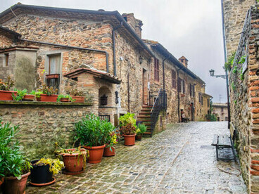 Situato a circa 35 km a nord di Perugia, Montone è un comune della provincia di Perugia, in Umbria, ed è riconosciuto come uno dei Borghi più belli d'Italia