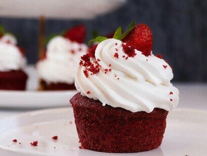 Cupcake de morango. Em diversos formatos e com produtos personalizados por comemoração, é assim que este perfil entrega seus doces, inicialmente ganha o nosso encanto pelo olhar, depois pelo aroma e paladar, estar de frente para um doce, é registrar uma memória do que está se vivendo ali