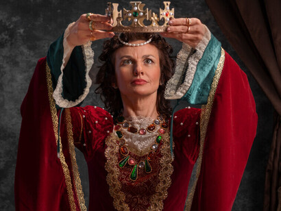 Elle lève son diadème, illustrant la réinterprétation de l’histoire par la couture moderne