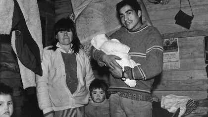 La vida en los campamentos revela una precariedad que ya no es circunstancial sino estructural, donde miles de familias chilenas sobreviven en territorios que el Estado observa desde lejos y administra apenas como cifras