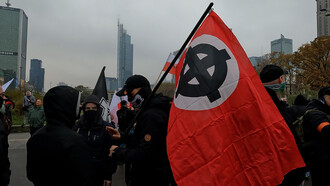 Nacionalistas brancos (ativistas políticos) protestando em Varsóvia, Polônia, em fevereiro de 2024. Entre a multidão, há homens, incluindo alguns skinheads, vestidos com trajes pretos, como moletons e bonés, com os rostos parcialmente cobertos por lenços e bandanas. Afinal o que defendem estas ideologias conservadoras que consideram a repressão e o autoritarismo como a única forma de governação aceitável? 