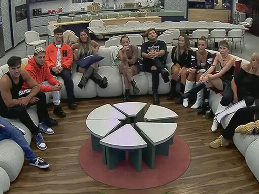 Formatos como Gran Hermano convierten la convivencia en un espectáculo, explotando tensiones humanas para generar audiencia