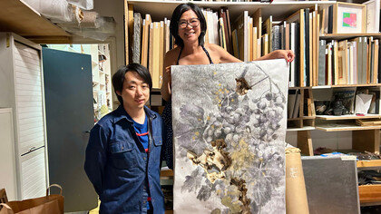 L'artiste Akira Inumaru et Kim Chi Pho, à la galerie Area Paris en France
