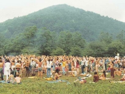 Il cerchio “Ohm” al Rainbow Gathering del 4 luglio 1980 in West Virginia. Il Rainbow Gathering del 1980 è stato il primo a essere organizzato a est del Mississippi