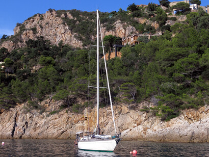 Observo las olas que van, vienen y se estrellan en el fondo, muy abajo, lanzando espuma blanca y humedad en el aire. Cala Pola y el Macizo de las Sillitas, Tossa de Mar) Costa Brava, España