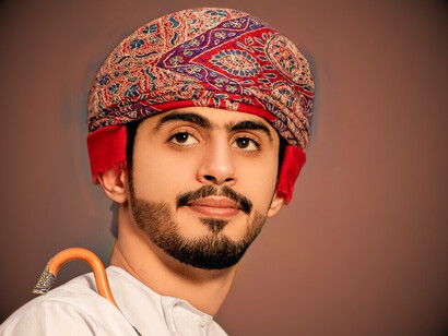 Los hombres visten la *dishdasha*, una túnica larga y blanca para las ceremonias, o en colores más sobrios para la vida cotidiana. Sobre la cabeza, el *kumah*, un gorro de algodón bordado con maestría
