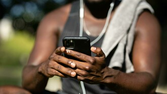 Nos dias atuais, é praticamente impossível imaginar um atleta sem o celular nas mãos minutos antes de treinos ou competições. Muitos recorrem ao aparelho para ouvir música, revisar táticas, enviar mensagens ou simplesmente passar o tempo. À primeira vista, isso parece inofensivo, mas o impacto desse hábito sobre a performance esportiva é muito maior do que se imagina. O uso excessivo do celular pode reduzir a concentração, atrasar os reflexos, prejudicar o preparo mental e até interferir na postura, comprometendo o desempenho físico e cognitivo