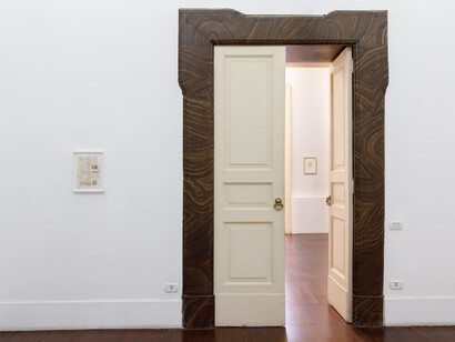 Stéphanie Saadé, Our love is my studio [Il nostro amore è il mio studio], veduta della mostra. Per gentile concessione della Galleria Tiziana Di Caro