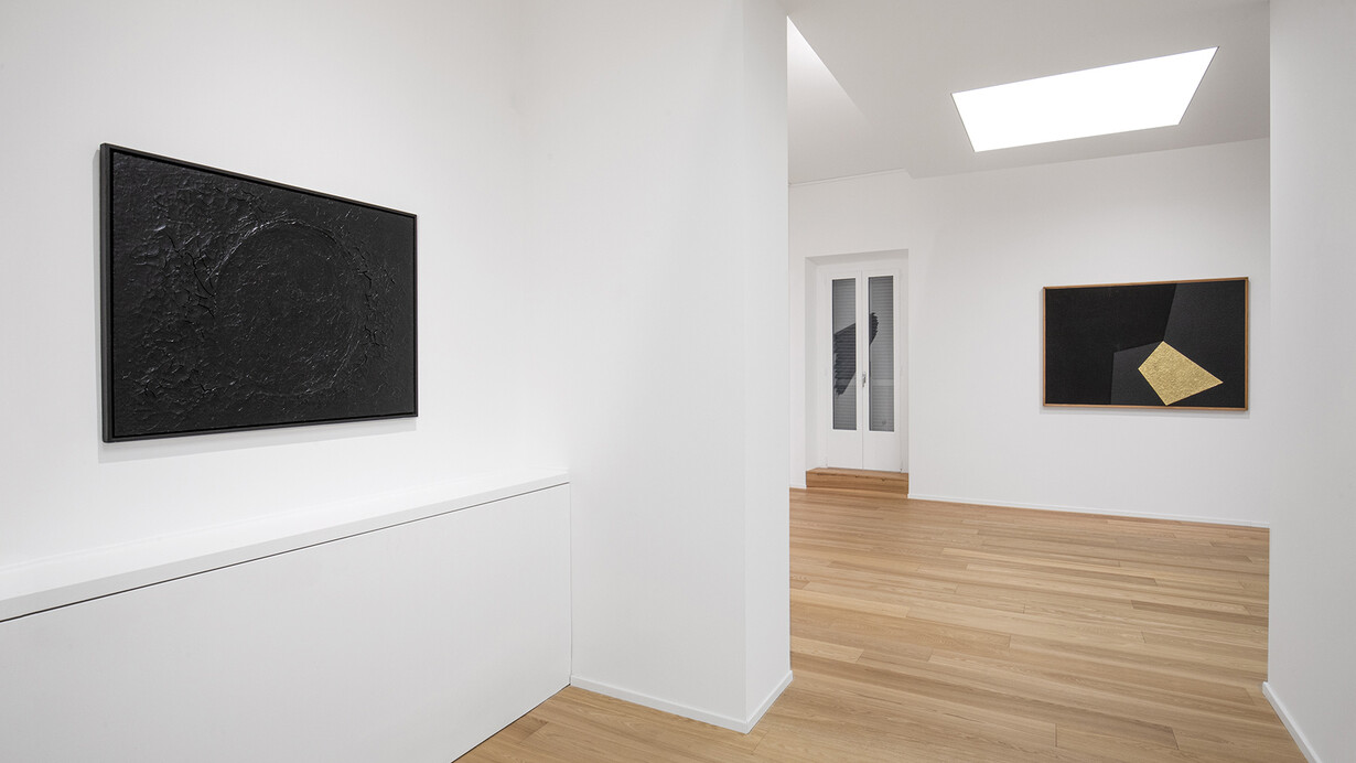 Alberto Burri e Nunzio, Nero x nero, veduta della mostra. Per gentile concessione della Galleria Mazzoleni