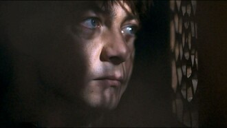 Cena do filme. A injeção de veneno em Misericórdia é construir, na figura de um padre, o contraponto libertário para tanta repressão naquela comunidade. Afinal, é o padre o único personagem que sustenta seu desejo em cena, mesmo que seu comportamento contrarie tudo o que se espera de alguém em sua posição dentro dessa engrenagem social. A inversão de papéis é explicitamente assumida na cena do confessionário, momento-chave do filme e uma das grandes cenas da filmografia de Guiraudie. A mando do próprio padre, é Jérémie quem ocupa a posição de ouvinte dentro do confessionário, enquanto, do lado de fora, o clérigo confessa o que sabe ou percebe sobre o crime e, de quebra, declara seu amor por Jérémie — que, com seu silêncio, pela primeira e única vez confessa o crime a alguém sem precisar dizer nenhuma palavra