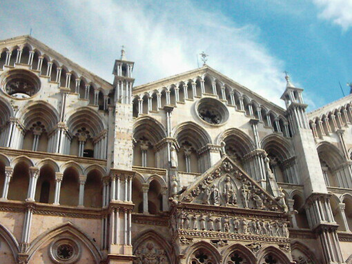 A Sandra, por el lado materno, su abuela italiana, su *mamma*, heredó el amor por las chompas, que es como llamamos al suéter o jersey en Perú. Fachada de la Catedral de San Jorge, Ferrara, Italia