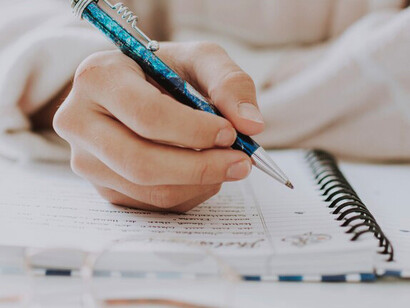 La penna è uno strumento che trasforma l'ansia in espressione, rendendola qualcosa di affrontabile piuttosto che di soffocante