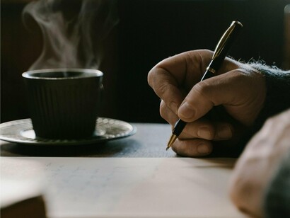 Pessoa escrevendo à mão. 
Da narrativa quotidiana difícilmente se extrai algum caminho que possa vingar…  Antes se entranha o silêncio já não cúmplice, mas assumido do tédio e do encolher de ombros… Talvez que seja só o declínio inominável do binarismo sem tempo para outras via mais ternárias e aprendentes… 