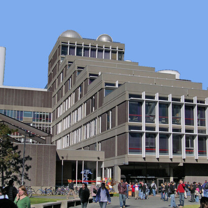 Sie absolvierte das Massachusetts Institute of Technology (MIT) und Harvard mit einer Doktorarbeit