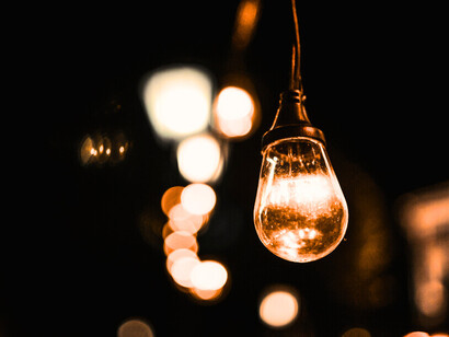 À l'instar de cette lumière suspendue, l'univers semble régi par des lois de nécessité, mais l’existence de l'incertitude, incarnée par la lumière vacillante, témoigne aussi du rôle du hasard dans l’évolution