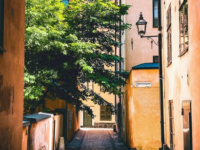 Nei quartieri come Södermalm, design e creatività incontrano caffè intimi e atmosfere bohémien. Uno dei vicoli della città medievale, Stoccolma, Svezia