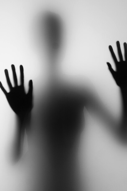 El hombre sombra aparece ligado al miedo infantil, al silencio forzado, a la luz mínima de un encendedor robado y al mandato de dormir cueste lo que cueste