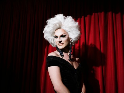 Drag queen. Os papéis de gênero são um conjunto de comportamentos e atitudes que definem como são homens e mulheres. A maioria das pessoas se identifica com o gênero dado (e são chamadas de pessoas cisgênero, ou simplesmente cis), mas há algumas pessoas cujo conhecimento inato de quem são é diferente do que era inicialmente esperado quando nasceram. Estas são as pessoas transgênero, ou trans


