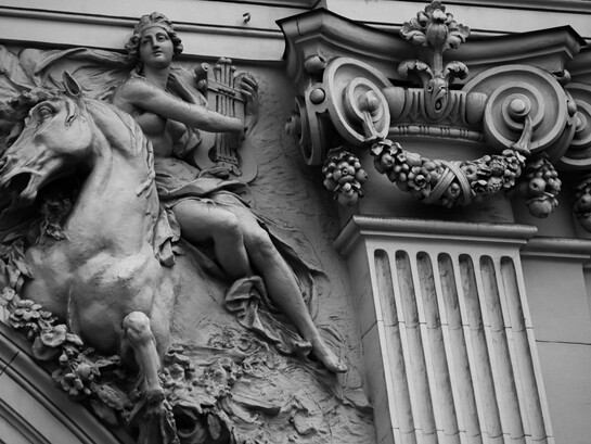 Há casos em que a poesia lírica não está voltada para o subjetivo, mas para a realidade objetiva e outros em que trata da passagem da objetividade para a subjetividade. Mesmo quando deixaram de ser acompanhados por instrumentos musicais, os poemas líricos mantiveram o aspecto musical, reforçado pelo uso de recursos sonoros, como o ritmo, a métrica, as rimas, o refrão etc. Os poemas líricos podem se apresentar em várias formas, fixas ou livres. Como exemplo de forma fixa, podemos citar o soneto e o rondó