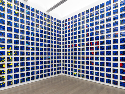 Gregor Hildebrandt, Blau im gedächtnis (Blue in memoriam), exhibition view. Courtesy of Perrotin 