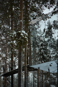 La habitación Mirrorcube (Cubo de espejo) del Treehotel ubicado en Harads (Suecia), es un cubo de espejo en el que se refleja tanto el cielo como todo el bosque, este último se aprecia en una visión 360 gracias a sus ventanas