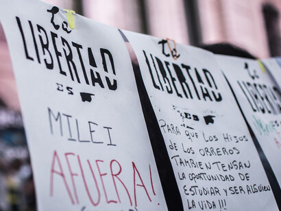 Las políticas de austeridad y desregulación han generado debates sobre sus efectos en el empleo, el poder adquisitivo y la protección social