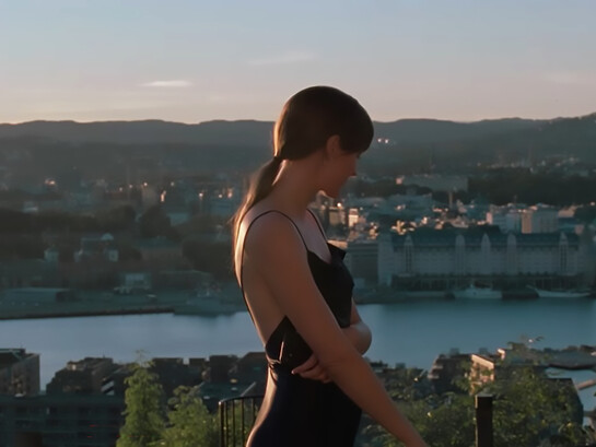 In The Worst Person in the World (2021), Joachim Trier tells the story of a young woman caught between love, work, and self-doubt, gradually coming to terms with her evolving identity