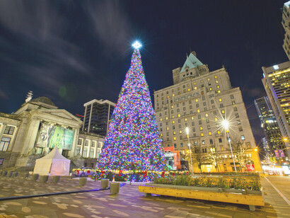 Mi primera Navidad fuera de Argentina y de mi familia fue en Canadá. Allí la celebración fue con amigos latinos y canadienses: esa familia que uno va eligiendo cuando vive en otro país, lejos de los suyos. Encendido del árbol de Navidad en la Galería de Arte de Vancouver, 2017 Canada