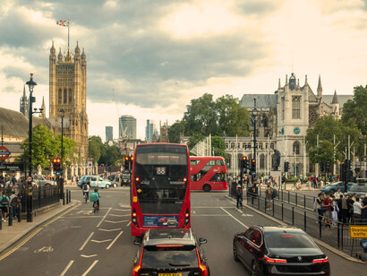 Apprendre l’anglais, c’est aussi plonger dans son histoire vivante, des bus rouges aux tours emblématiques, chaque mot trouve ici son écho